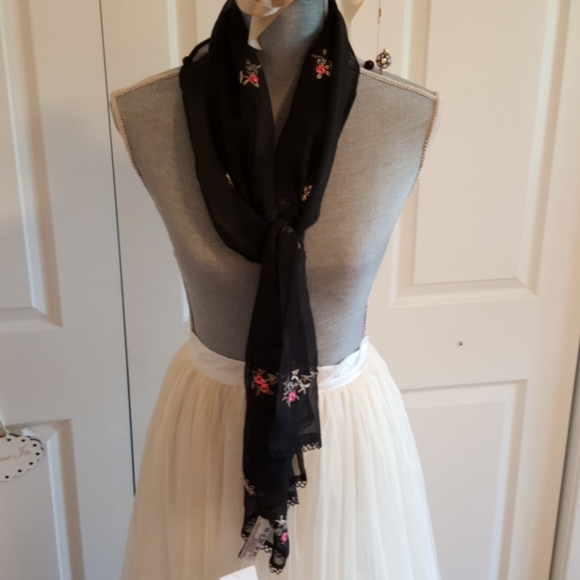 ❤️ NWT Liz Claiborne Sheer Black Embroidered Scarf - Picture 8 of 9